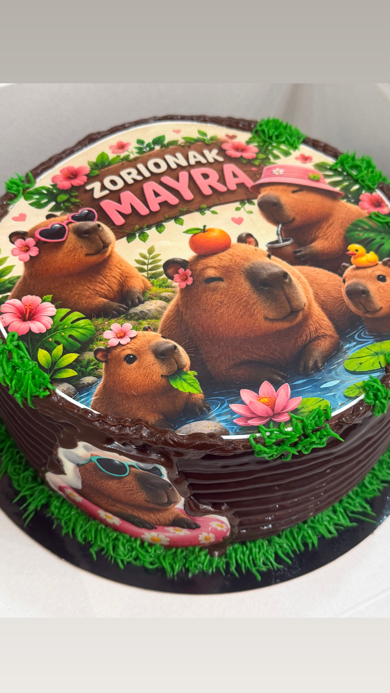 Tarta personalizada decorada con capibaras