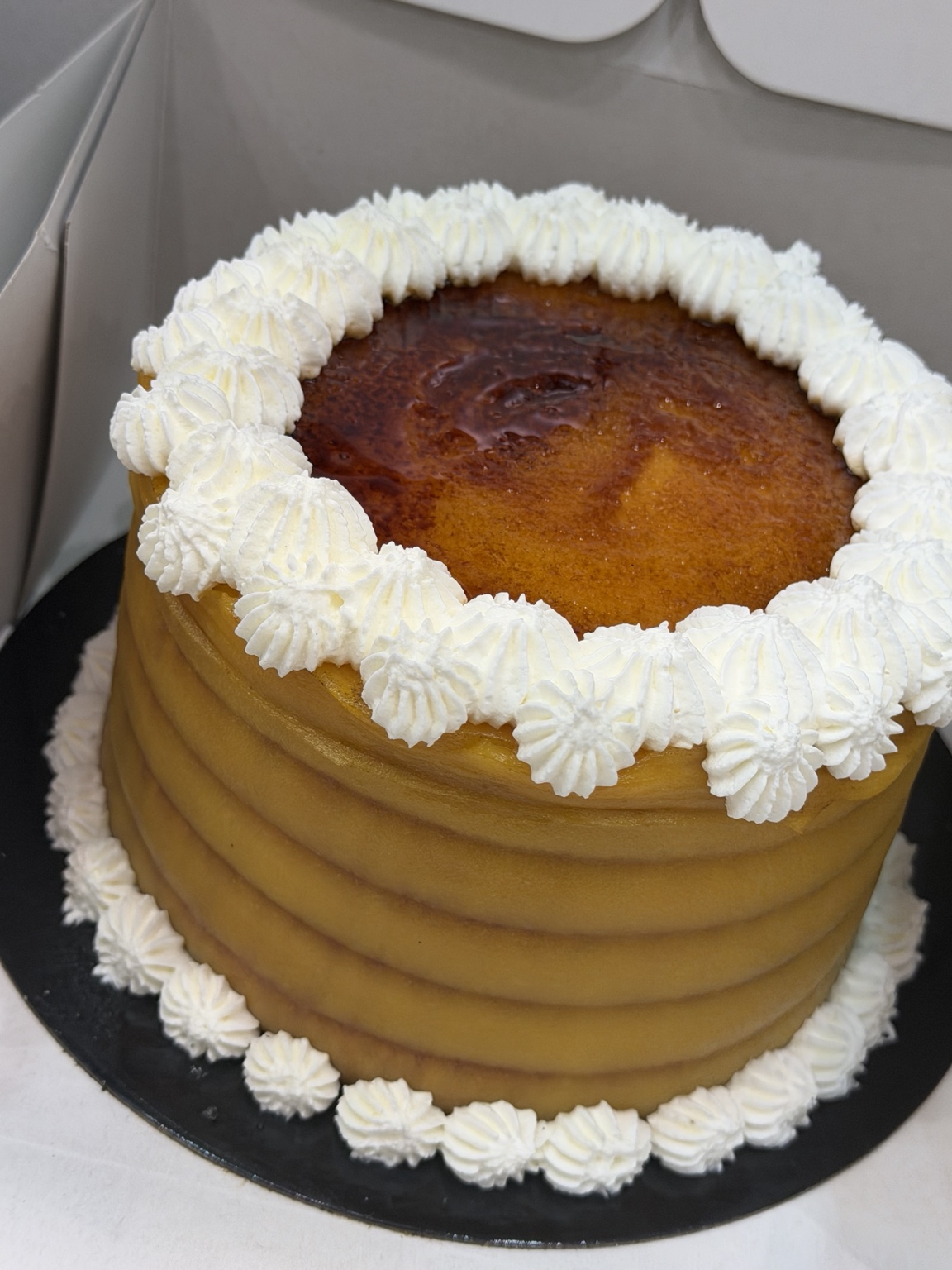 Tarta clásica de Galletiak con acabado de yema tostada y nata